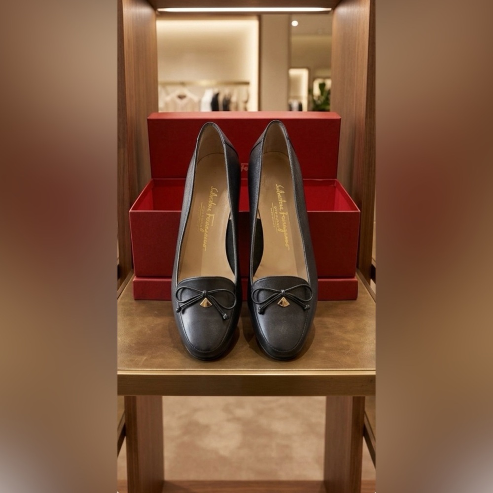 NEW Salvatore FERRAGAMO Black Leather Flats Loafers with Bow and charm 9B